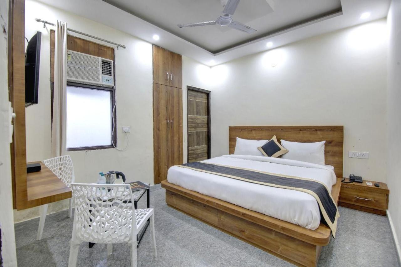 Hotel Premier Noida 135 Esterno foto